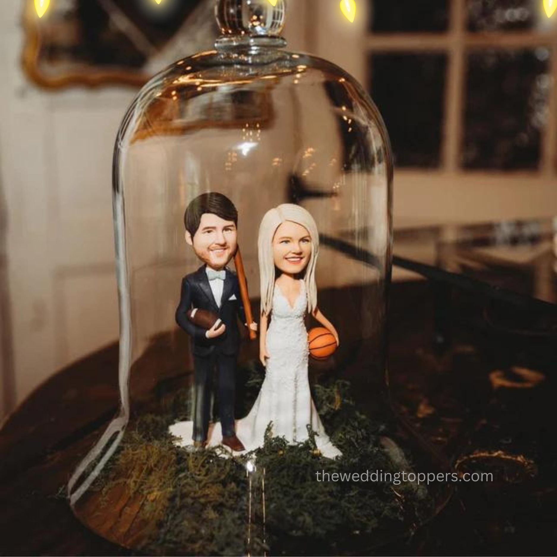 wedding Couple in a glass dome as a decor